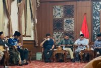 Owner PR Cahaya Pro, H. Fathor Rosi (pegang mic), menyampaikan gagasan dan aspirasinya di hadapan Forkopimda Pamekasan. ©setarainfo/ist