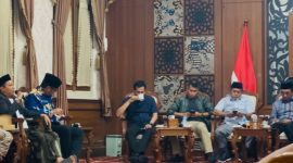 Owner PR Cahaya Pro, H. Fathor Rosi (pegang mic), menyampaikan gagasan dan aspirasinya di hadapan Forkopimda Pamekasan. ©setarainfo/ist