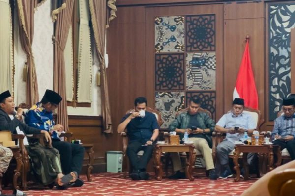 Owner PR Cahaya Pro, H. Fathor Rosi (pegang mic), menyampaikan gagasan dan aspirasinya di hadapan Forkopimda Pamekasan. ©setarainfo/ist