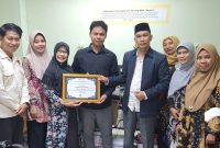 Simbolik: Ketua Senat UIN Madura, Prof. Achmad Muhlis, menerima penghargaan CMS terbaik dari KPPN Pamekasan. ©SetaraInfo/istimewa