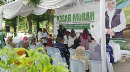 Kepala Bagian Perekonomian Sekretariat Daerah Kabupaten Sumenep, Dadang Dedy Iskandar, selaku TPID nampak bersemangat mengawasi jalannya pasar murah EPIK Mobile. ©setara.info/istimewa