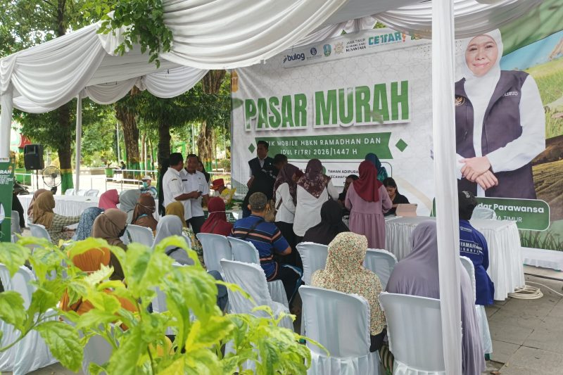 Kepala Bagian Perekonomian Sekretariat Daerah Kabupaten Sumenep, Dadang Dedy Iskandar, selaku TPID nampak bersemangat mengawasi jalannya pasar murah EPIK Mobile. ©setara.info/istimewa