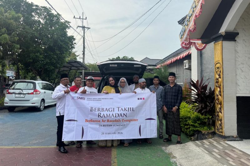 Nampak pengurus dan anggota SMSI Sumenep dan Owner Ar-Raudah Computer foto bersama pada momen pembagian takjil untuk ratusan warga binaan Rutan klas IIB Sumenep. ©setara.info