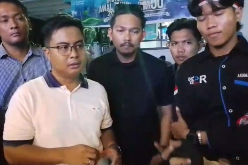 Sejumlah mahasiswa yang tergabung dalam organisasi FPR, mendorong barisan pengamanan demontrasi Polres Pamekasan saat menyampaikan aspirasi pelayanan kelistrikan yang buruk di Kepulauan Raas, Kabupaten Sumenep. ©setara.info/istimewa