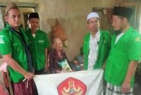 Pimpinan Anak Cabang GP Ansor Kecamatan Nonggunong santuni fakir miskin di delapan desa selama bulan Ramadhan. ©setara.info/istimewa