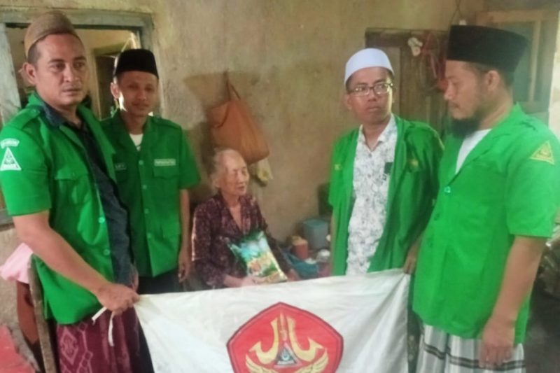 Pimpinan Anak Cabang GP Ansor Kecamatan Nonggunong santuni fakir miskin di delapan desa selama bulan Ramadhan. ©setara.info/istimewa