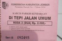 Secarik karcis parkir kendaraan roda dua di Alun-alun Kota Jember, yang tengah menjadi perbincangan warganet. ©setara.info