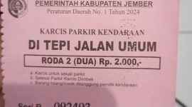 Secarik karcis parkir kendaraan roda dua di Alun-alun Kota Jember, yang tengah menjadi perbincangan warganet. ©setara.info