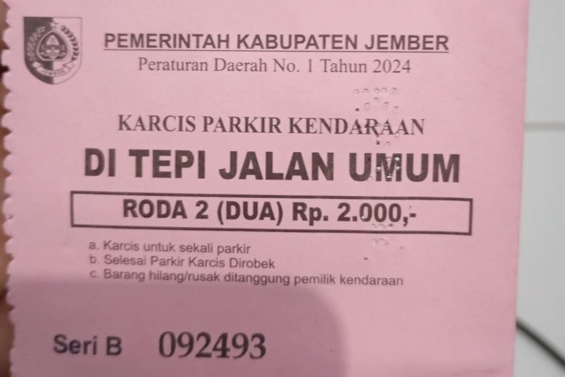Secarik karcis parkir kendaraan roda dua di Alun-alun Kota Jember, yang tengah menjadi perbincangan warganet. ©setara.info