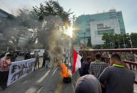 Nampak sejumlah massa aksi gabungan dari EK LMND dan PC SEMMI Kota Medan, mengepung Kantor Pemkot setempat. ©setara.info/Ilham Hazfi Batubara