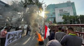 Nampak sejumlah massa aksi gabungan dari EK LMND dan PC SEMMI Kota Medan, mengepung Kantor Pemkot setempat. ©setara.info/Ilham Hazfi Batubara