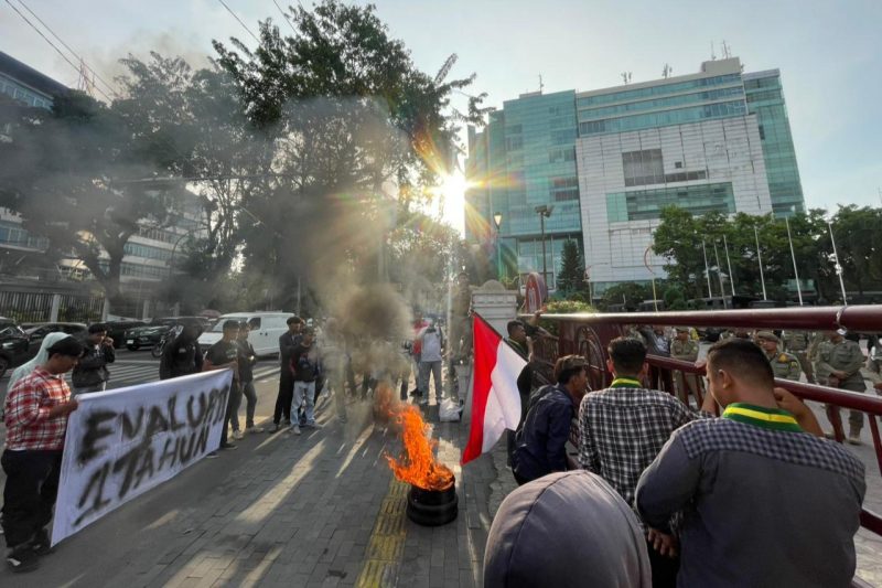 Nampak sejumlah massa aksi gabungan dari EK LMND dan PC SEMMI Kota Medan, mengepung Kantor Pemkot setempat. ©setara.info/Ilham Hazfi Batubara