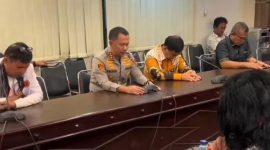 Kapolrestabes Medan memimpin doa ditengah berlangsungnya aksi demontrasi Aliansi Solidaritas Pedagang dan Konsumen Daging Babi di Kantor Walikota Medan. ©setara.info/Ilham Hazfi Batubara