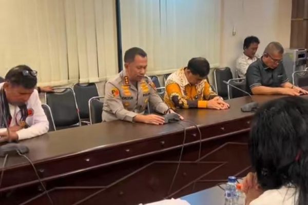 Kapolrestabes Medan memimpin doa ditengah berlangsungnya aksi demontrasi Aliansi Solidaritas Pedagang dan Konsumen Daging Babi di Kantor Walikota Medan. ©setara.info/Ilham Hazfi Batubara