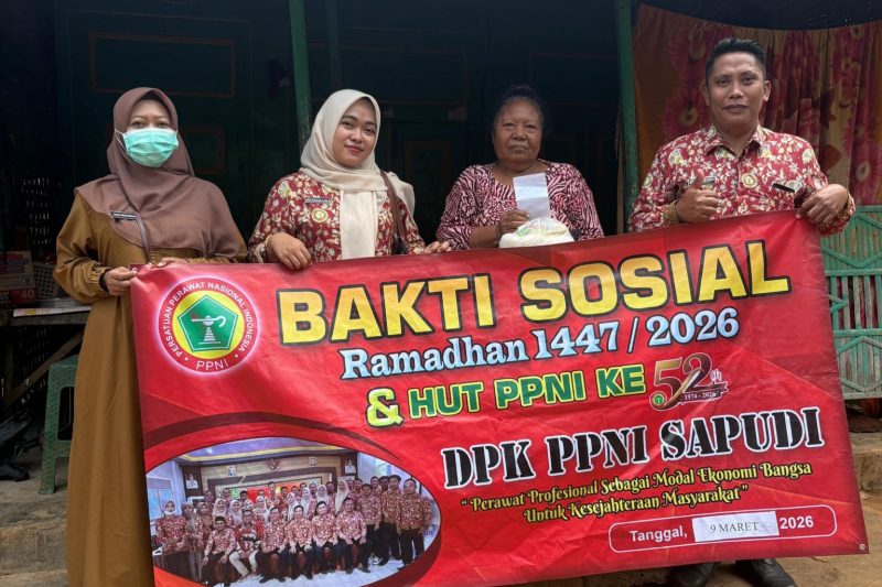 Wujud kepedulian di bulan penuh berkah. Perawat DPK PPNI Sapudi memberikan bantuan kepada warga dalam kegiatan bakti sosial Ramadhan 1447H sekaligus memperingati HUT PPNI ke-52. ©setara.info