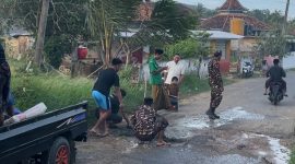 Gotong Royong Ansor Banser! Perbaiki Jalan Rusak di Kecamatan Pasongsongan dengan Swadaya Tanpa Menunggu Pemerintah. ©setara.info/Adi Purnomo