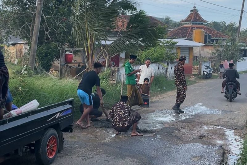 Gotong Royong Ansor Banser! Perbaiki Jalan Rusak di Kecamatan Pasongsongan dengan Swadaya Tanpa Menunggu Pemerintah. ©setara.info/Adi Purnomo