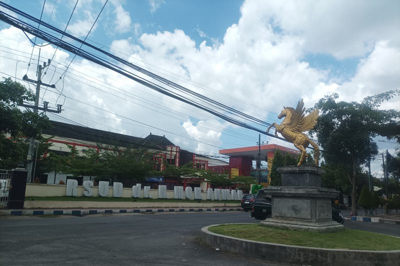 Nampak dari kejauhan bangunan BLUD RSUD dr. H. Moh. Anwar Sumenep yang menjadi lokomotif PAD Pemkab Sumenep pada Tahun 2025. ©setara.info/istimewa