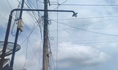 Warga Sumenep Keluhkan Pembiaran Kabel Wifi Nyantol di Tiang PLN