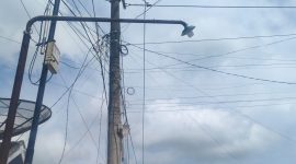 Nampak semrawut kabel wifi nyantol di tiang listrik milik BUMN PT. PLN di Sumenep. ©setara.info