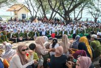 Para santri dan santriwati Sukorejo yang hendak balik ke pesantren melantunkan sholawat dan burdah sebelum keberangkatan di Pelabuhan Ferry Raas. ©setara.info/istimewa