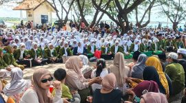 Para santri dan santriwati Sukorejo yang hendak balik ke pesantren melantunkan sholawat dan burdah sebelum keberangkatan di Pelabuhan Ferry Raas. ©setara.info/istimewa