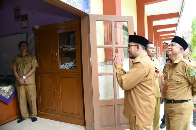 Bupati Sumenep, Dr. H. Achmad Fauzi Wongsojudo, saat berkunjung ke SMP Al-Hidayah dalam rangka membantu pelaksanaan TKA SMP Tahun 2026 di Kabupaten Sumenep. ©setara.info/istimewa