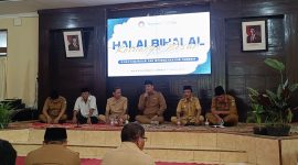 Kepala Diskominfo Kabupaten Sumenep, Indra Wahyudi, memberikan sambutan pembukaan halal bihalal di Aula Kantor setempat. ©setara.info/istimewa