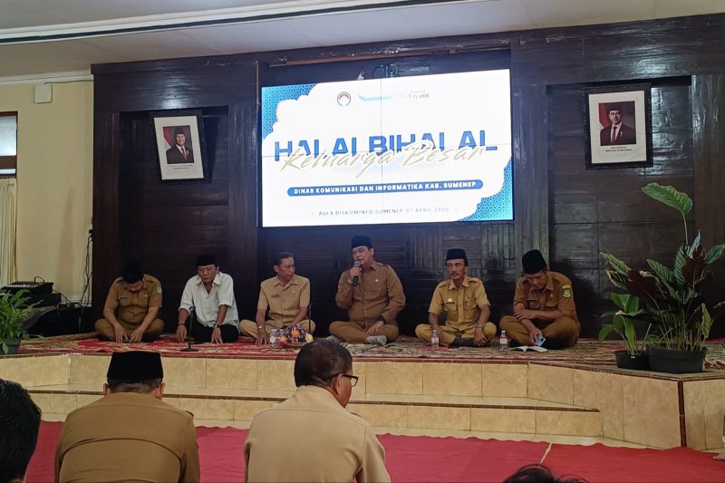 Kepala Diskominfo Kabupaten Sumenep, Indra Wahyudi, memberikan sambutan pembukaan halal bihalal di Aula Kantor setempat. ©setara.info/istimewa