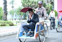 Bupati Sumenep, Dr. H. Achmad Fauzi Wongsojudo, menggunakan jasa tranportasi becak dari kantor menuju ke rumah dinasnya. ©setara.info/istimewa