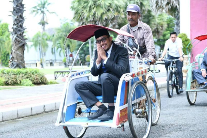 Bupati Sumenep, Dr. H. Achmad Fauzi Wongsojudo, menggunakan jasa tranportasi becak dari kantor menuju ke rumah dinasnya. ©setara.info/istimewa