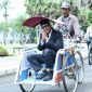 Bupati Sumenep, Dr. H. Achmad Fauzi Wongsojudo, menggunakan jasa tranportasi becak dari kantor menuju ke rumah dinasnya. ©setara.info/istimewa