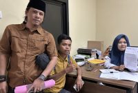 Ketua APJ saat menyerahkan surat ke polres sumenep