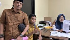 Ketua APJ saat menyerahkan surat ke polres sumenep