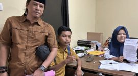 Ketua APJ saat menyerahkan surat ke polres sumenep
