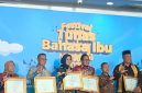 Bupati Sumenep Dr. H. Achmad Fauzi Wongsojudo saat menerima hadiah dari Kemendikdasmen RI di Jakarta.