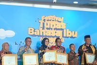 Bupati Sumenep Dr. H. Achmad Fauzi Wongsojudo saat menerima hadiah dari Kemendikdasmen RI di Jakarta.