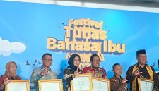 Bupati Sumenep Dr. H. Achmad Fauzi Wongsojudo saat menerima hadiah dari Kemendikdasmen RI di Jakarta.