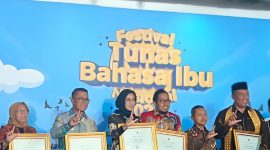 Bupati Sumenep Dr. H. Achmad Fauzi Wongsojudo saat menerima hadiah dari Kemendikdasmen RI di Jakarta.