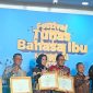 Bupati Sumenep Dr. H. Achmad Fauzi Wongsojudo saat menerima hadiah dari Kemendikdasmen RI di Jakarta.