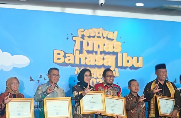 Bupati Sumenep Dr. H. Achmad Fauzi Wongsojudo saat menerima hadiah dari Kemendikdasmen RI di Jakarta.