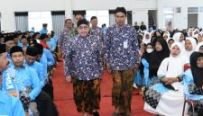 Kabag Kesra Kamiluddin saat mendampingi Wabup Sumenep acara Manasik Haji 2026