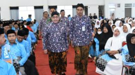Kabag Kesra Kamiluddin saat mendampingi Wabup Sumenep acara Manasik Haji 2026