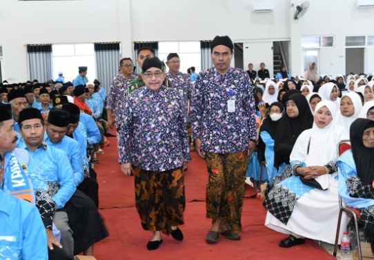 Kabag Kesra Kamiluddin saat mendampingi Wabup Sumenep acara Manasik Haji 2026