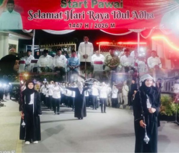 Kabag Kesra Kamiluddin Saat Melepas Pawai IdulAdha