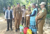 Wakil Bupati Sumenep KH.Imam Hasyim saat menyerahkan bantuan.