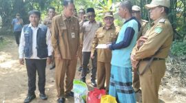 Wakil Bupati Sumenep KH.Imam Hasyim saat menyerahkan bantuan.