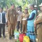 Wakil Bupati Sumenep KH.Imam Hasyim saat menyerahkan bantuan.