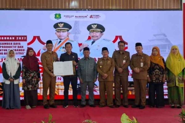Sesi photo bersama unsur Pemerintahan Kabupaten Sumenep seusia Musrenbang RKPD 2027 di Pendopo Agung Keraton Sumenep. ©setara.info/ist