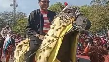 Kadisbudporapar Sumenep Faruk Hanafi saat menunggangi kuda.